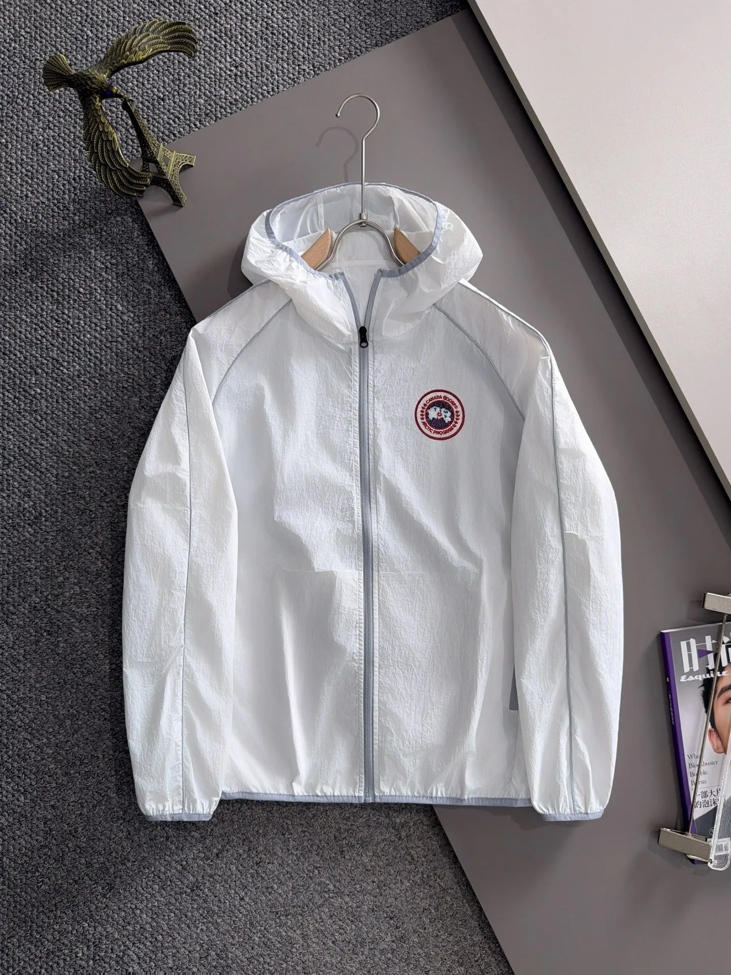 Big Goose 2026 sports lightweight sun protection clothing, rare supply! Original good stuff! Sports coat and sun protection clothing are a multi-functional jacket that can be used as an ordinary jacket for daily casual wear, or as a sun protection tool in the hot summer! It can also be a windbreaker when the evening breeze is slightly cool! The fabric is made of functional UV-resistant nylon material! The upper body effect is light and breathable, breathable and comfortable. The sun protection factor is as high as SPF PA+++50. It is also lightly resistant to splashing water in daily life! High-tech Active sports tailoring, ready-to-wear is flexible and comfortable, and the wearing shape is more suitable for the body shape, making it easy to wear and match for daily leisure sports! The standard sun protection and UV protection function is specially designed for the season, just to provide more, better and more comfortable wearing experience! Size:M-3XL
